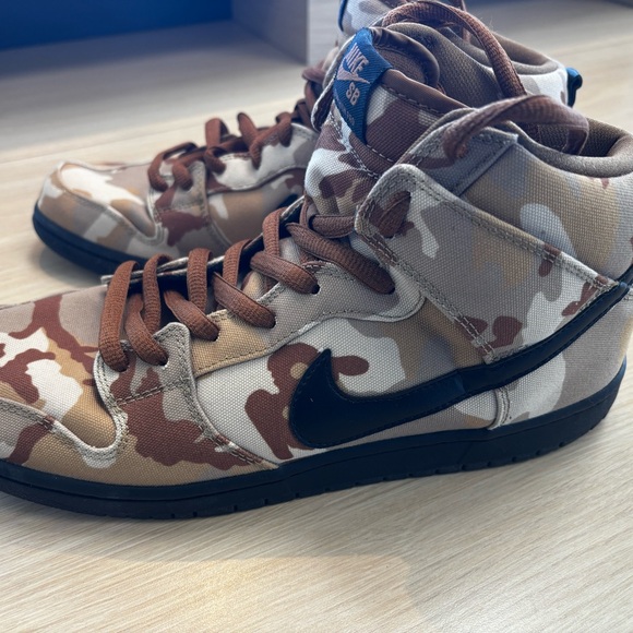 Nike SB Dunks Sneakers - Camouflage Brown and Tan - Picture 5 of 6